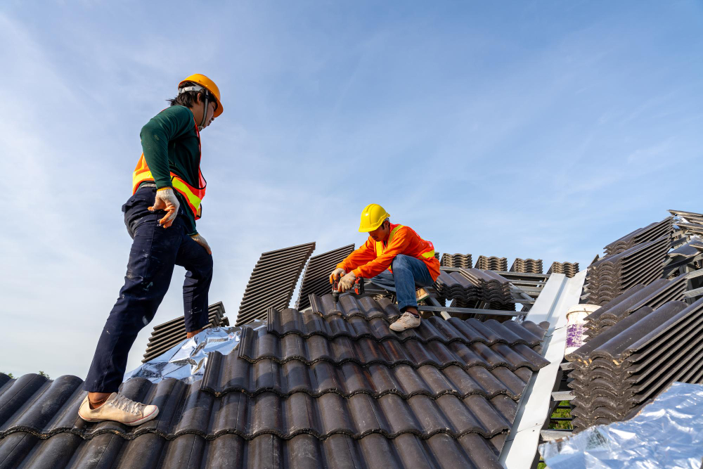 roofers reparing